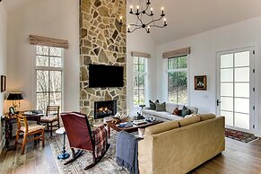 Deck & Mountain Views: 'black Chalet' in Glenville