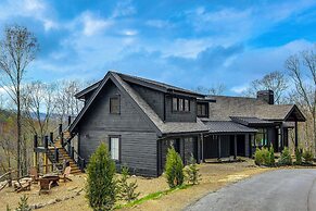 Deck & Mountain Views: 'black Chalet' in Glenville
