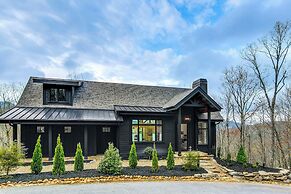 Deck & Mountain Views: 'black Chalet' in Glenville