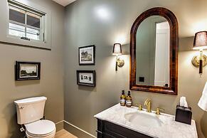 Deck & Mountain Views: 'black Chalet' in Glenville