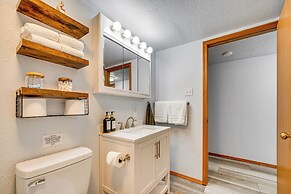 9 Mi to The Gorge: Updated Retreat w/ Yard!