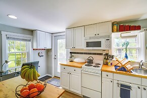 < 1 Mi to Wineries: Quaint & Cozy Waterford Studio