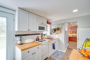 < 1 Mi to Wineries: Quaint & Cozy Waterford Studio