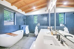 Luxe Mtn-view Escape 5 Mi to Dtwn Priest River!