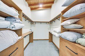 Luxe Mtn-view Escape 5 Mi to Dtwn Priest River!