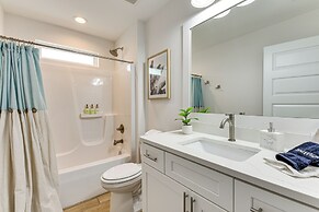 Walk to Beach: Family Retreat in Panama City!