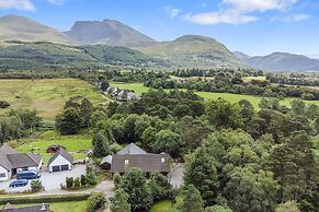 Cabin in Scotland With Stunning Mountain Views
