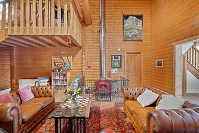 Cabin in Scotland With Stunning Mountain Views