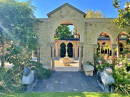 Cottage in Kingham With Private Pool Access
