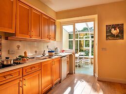 Cottage in Kingham With Private Pool Access