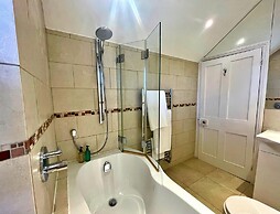 Cottage in Kingham With Private Pool Access