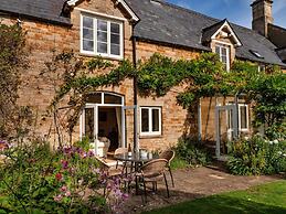 Cottage in Kingham With Private Pool Access