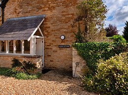 Cottage in Kingham With Private Pool Access