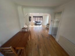 Charming Houghton Regis House With 4 Bedrooms