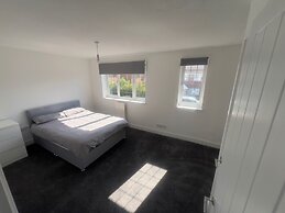 Charming Houghton Regis House With 4 Bedrooms