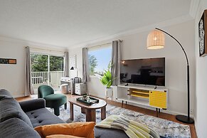 Tranquil 2BR with Coastal Mountain Views