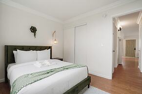 Tranquil 2BR with Coastal Mountain Views