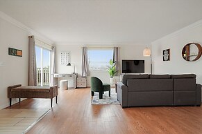 Tranquil 2BR with Coastal Mountain Views