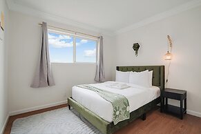 Tranquil 2BR with Coastal Mountain Views