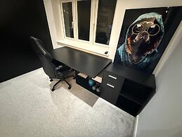 Luxury Retreat, Hot Tub, SK Massage Bed & Tesla