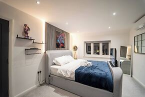 Luxury Retreat, Hot Tub, SK Massage Bed & Tesla