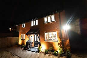 Luxury Retreat, Hot Tub, SK Massage Bed & Tesla