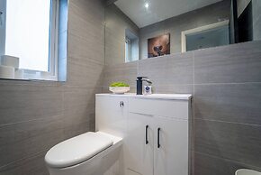 Luxury Retreat, Hot Tub, SK Massage Bed & Tesla