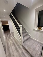 Luxury Retreat, Hot Tub, SK Massage Bed & Tesla