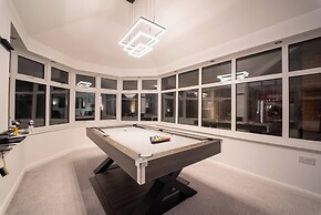 Luxury Retreat, Hot Tub, SK Massage Bed & Tesla
