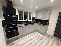 Luxury Retreat, Hot Tub, SK Massage Bed & Tesla