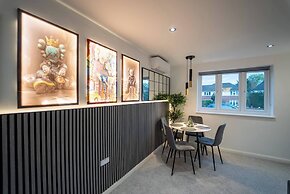 Luxury Retreat, Hot Tub, SK Massage Bed & Tesla