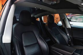 Luxury Retreat, Hot Tub, SK Massage Bed & Tesla