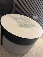 Luxury Retreat, Hot Tub, SK Massage Bed & Tesla