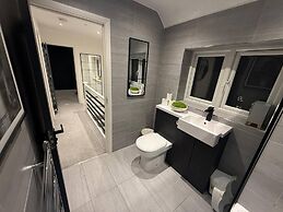 Luxury Retreat, Hot Tub, SK Massage Bed & Tesla