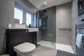 Luxury Retreat, Hot Tub, SK Massage Bed & Tesla