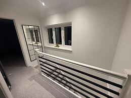 Luxury Retreat, Hot Tub, SK Massage Bed & Tesla