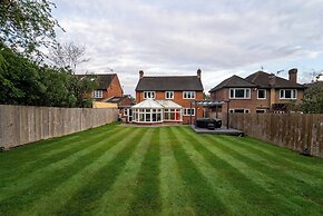 Luxury Retreat, Hot Tub, SK Massage Bed & Tesla