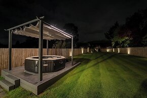 Luxury Retreat, Hot Tub, SK Massage Bed & Tesla