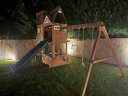 Luxury Retreat, Hot Tub, SK Massage Bed & Tesla