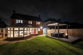 Luxury Retreat, Hot Tub, SK Massage Bed & Tesla