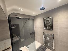 Luxury Retreat, Hot Tub, SK Massage Bed & Tesla