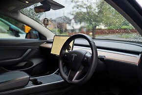 Luxury Retreat, Hot Tub, SK Massage Bed & Tesla