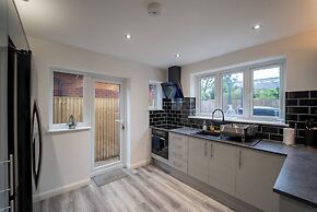 Luxury Retreat, Hot Tub, SK Massage Bed & Tesla