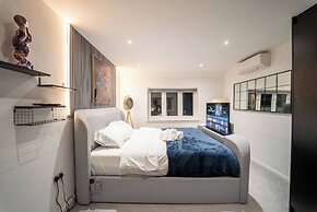 Luxury Retreat, Hot Tub, SK Massage Bed & Tesla