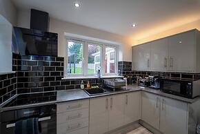 Luxury Retreat, Hot Tub, SK Massage Bed & Tesla