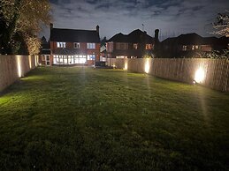 Luxury Retreat, Hot Tub, SK Massage Bed & Tesla