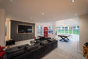 Luxury Retreat, Hot Tub, SK Massage Bed & Tesla