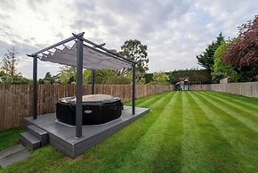 Luxury Retreat, Hot Tub, SK Massage Bed & Tesla