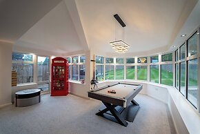 Luxury Retreat, Hot Tub, SK Massage Bed & Tesla