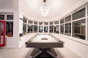 Luxury Retreat, Hot Tub, SK Massage Bed & Tesla